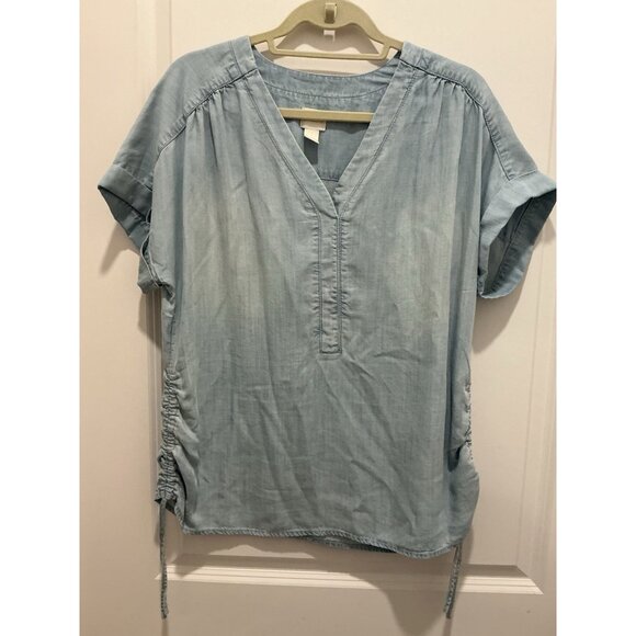 Chicos Top Size 1 (Medium) Lightweight Denim Look Adj. Rouched Sides VNeck - Picture 1 of 8